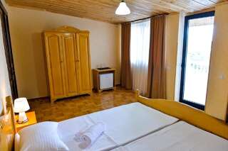 Отель Hotel History Кутаиси Двухместный номер с 1 кроватью и террасой-9