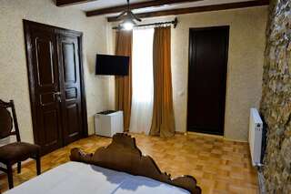 Отель Hotel History Кутаиси Двухместный номер с 1 кроватью и видом на горы-4