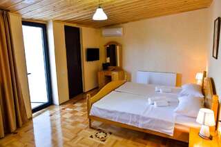 Отель Hotel History Кутаиси Двухместный номер с 1 кроватью и террасой-2
