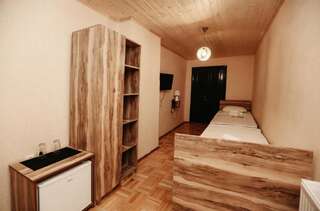 Отель Hotel History Кутаиси Бюджетный двухместный номер с 2 отдельными кроватями-1